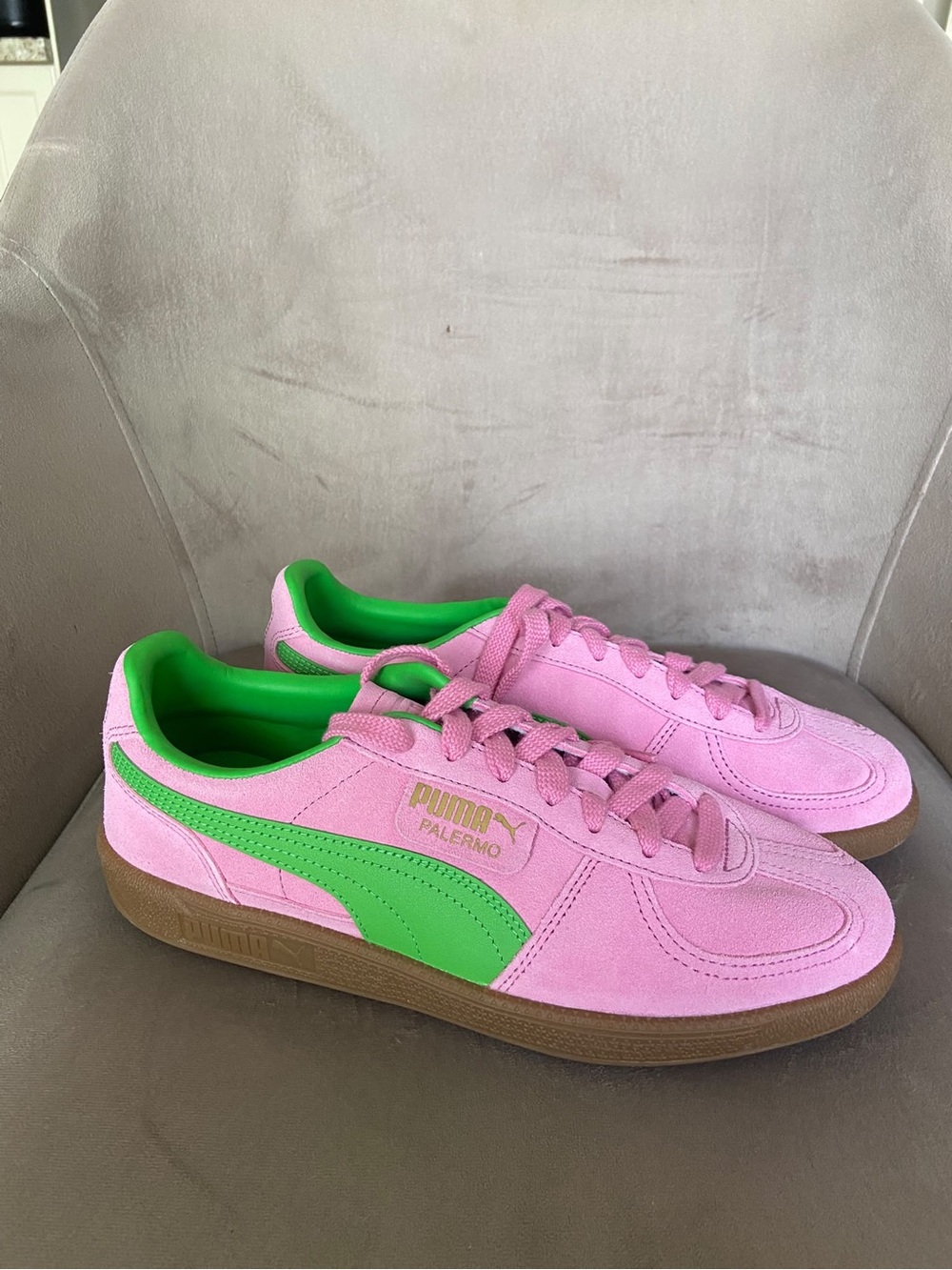 *brand new - Puma Women's Pink Suede Sneakers with Green Formstrip